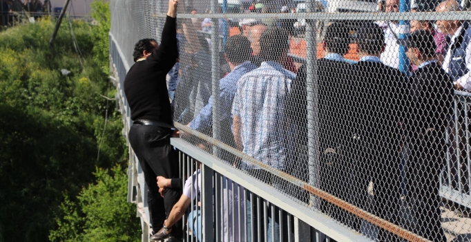 Köprüdeki intihar girişimine polis engel oldu