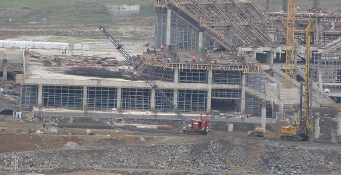 Trabzonspor'un yapımı devam eden stadı Akyazı Arena'da bir işçi ağır yaralandı