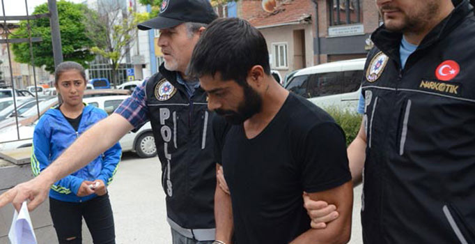 Babasını kelepçeli gören minik kız gözyaşlarını tutamadı