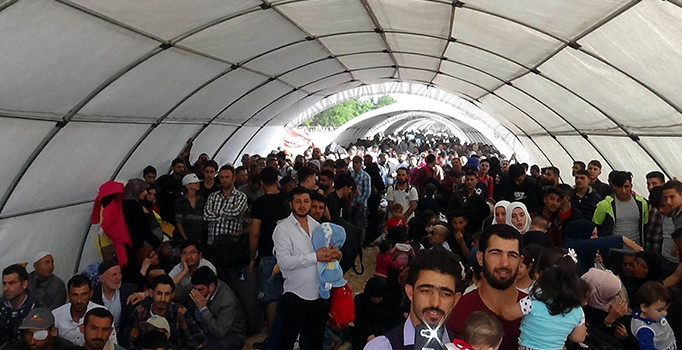 Suriyelilerin ülkelerine gidişlerinde yoğunluk yaşanıyor