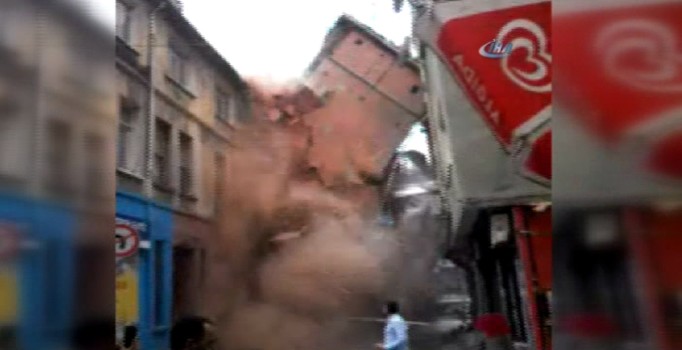 Beyoğlu'nda metruk bina çöktü / Binanın çökme anı görüntülendi