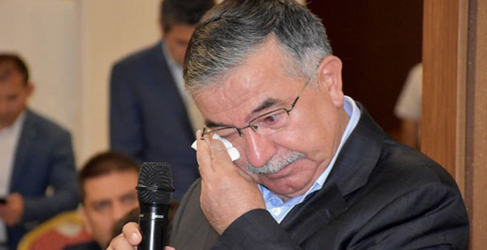 Bakan İsmet Yılmaz gözyaşlarını tutamadı