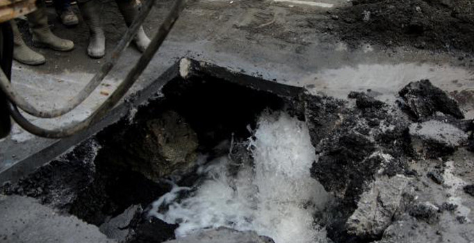 Sarıyer'de ana isale borusu patladı, yolda göçük oluştu