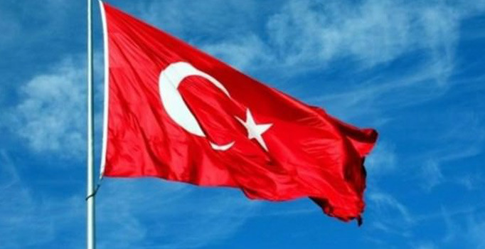 Türk bayrağını indirmek isteyen 2 kişi tutuklandı