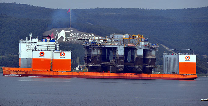 Petrol platformu taşıyan dev gemi Çanakkale Boğazı'ndan geçti