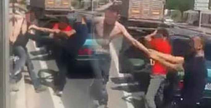 Sokakta öldüresiye dövdüler