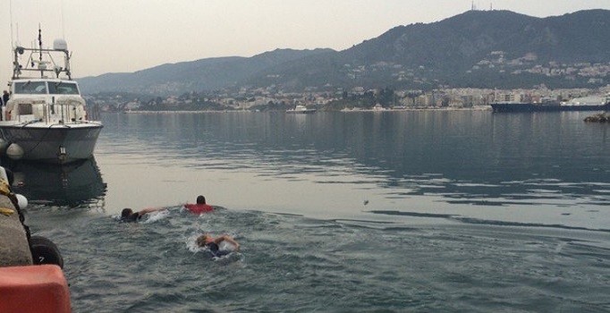 Mülteciler Türkiye'ye gelmemek için denize atladılar