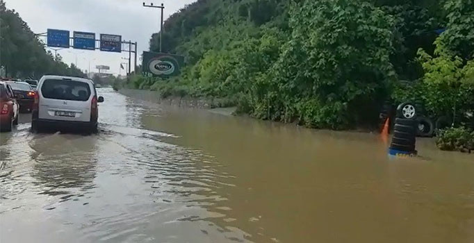 Bursa-İstanbul Karayolunu sel bastı