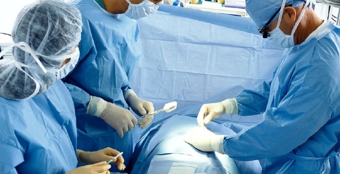 ABD'li kadın ameliyat esnasında doktorların konuşmalarını kaydetti