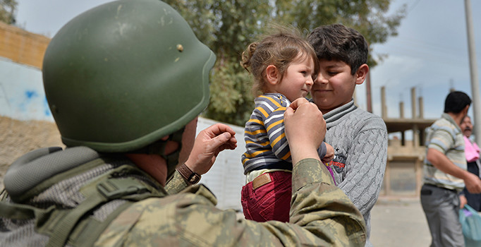 Nusaybin'de Mehmetçik evlerini tahliye edenlerin yardımına koşuyor