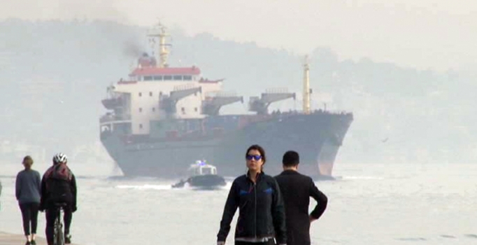 Rus askeri kargo gemisi İstanbul Boğazı'ndan geçti