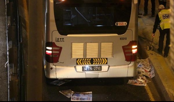 Son dakika: Perpa Metrobüs durağında metrobüsün altında kalan seyyar satıcı hayatını kaybetti