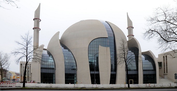 Almanya'da polisin cami baskınlarını onaylayan yasa kaldırıldı
