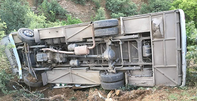 Manisa'da işçi servisi devrildi: 7 yaralı