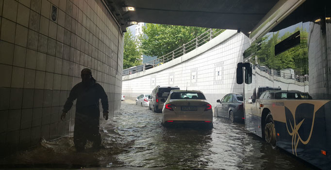 Ankara'yı yine sağanak vurdu, o altgeçidi su bastı