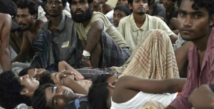 Binlerce Arakanlı Müslüman denizde bekletiliyor