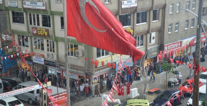 Hakkari'yi dolu ve sağanak vurdu