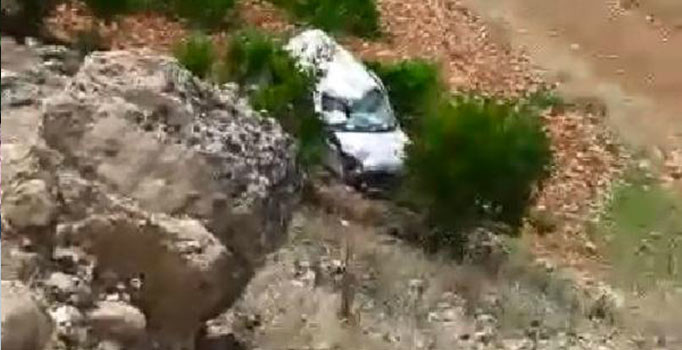 Hafif ticari araç devrildi, 2 kardeş öldü