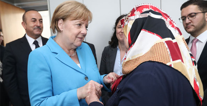 Merkel: Acılarınızı hiç bir söz ve özür telafi edemez