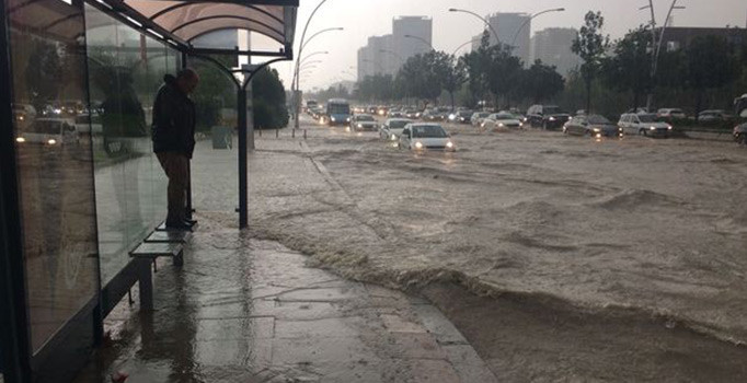 Ankara'da yine aynı manzara: Sağanak hayatı felç etti