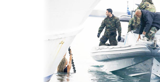 Yunanistan'da polisler mülteci formlarını değiştirdi!