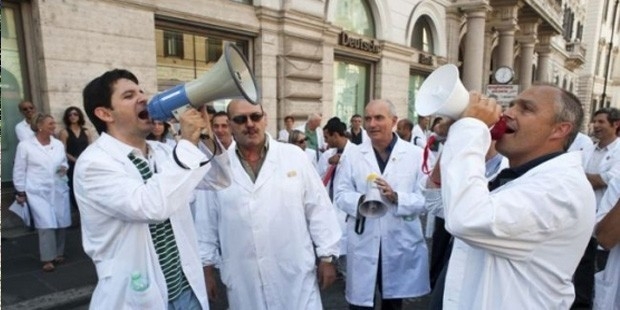 Binlerce sağlık çalışanı grevde