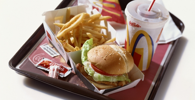 Hamburger ve patates yiyerek 28 kilo verdi