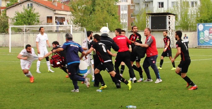 Bartın'da oynanan BAL maçında futbolcular arasında çıkan kavgaya polis müdahale etti