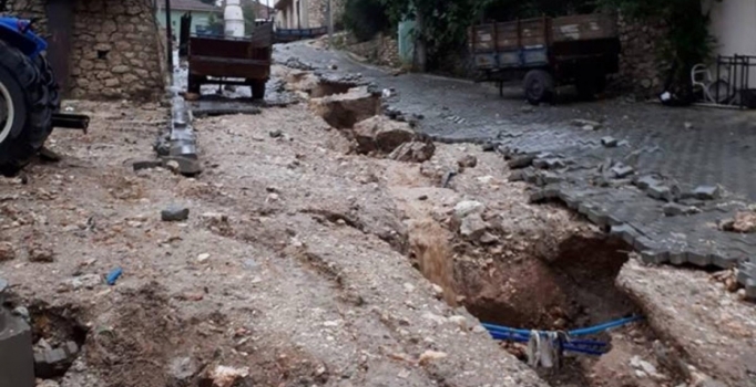 Denizli'yi sağanak vurdu, yollar göçtü