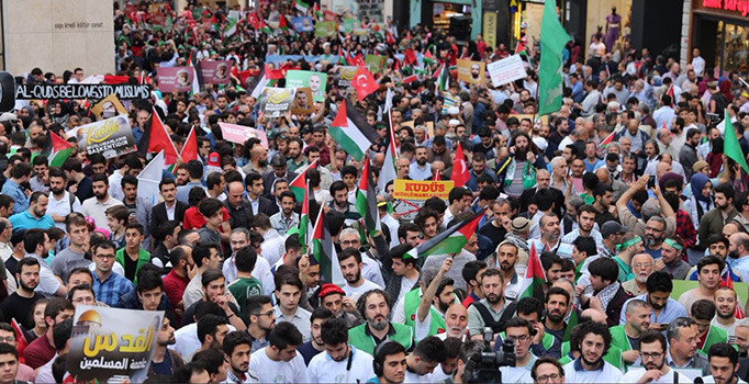 On binler Taksim'e akın etti... Mavi Marmara'nın 8. yıl dönümünde unutulmadı
