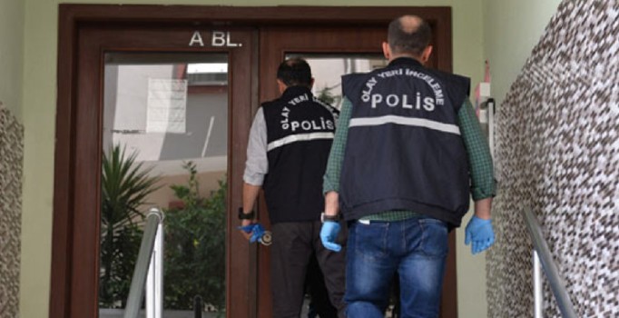 Boşanmak isteyen eşini, kızının gözü önünde öldürdü