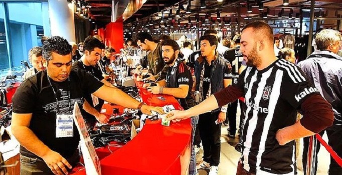 Beşiktaş'ın en büyük Kartal Yuvası mağazası açıldı
