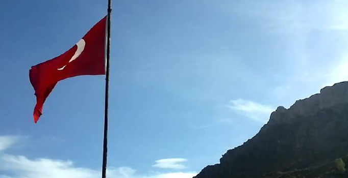 Trabzon Maçka'da bayrak dikme kavgası