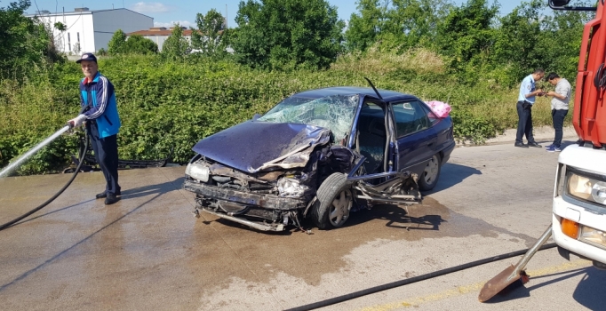 Otomobil ile kamyonet çarpıştı: 4 yaralı