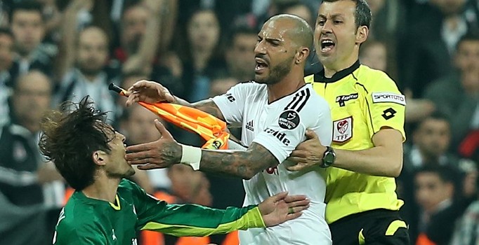 Beşiktaş ile Bursaspor arasındaki maçın son anlarında iki kırmızı kart çıktı