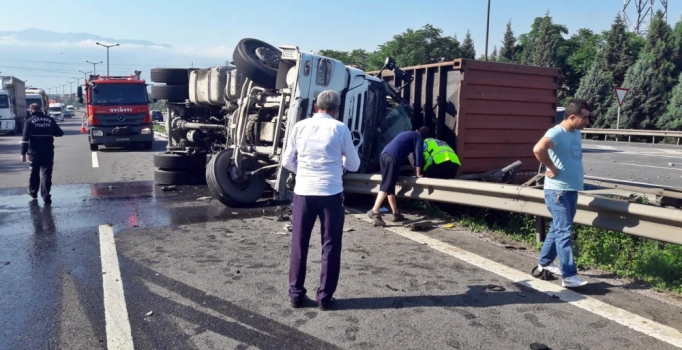 Kocaeli'de TIR devrildi: 1 yaralı