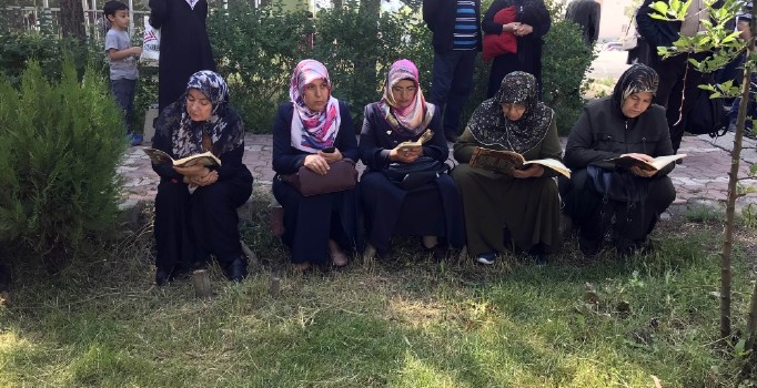 LGS’ye giren çocuklarına dualarıyla destek oldular