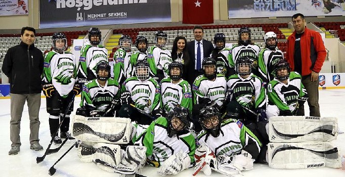 Buz üstünde şampiyonluğa koşuyorlar