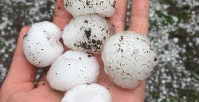 Kars'ta ceviz büyüklüğünde dolu yağdı