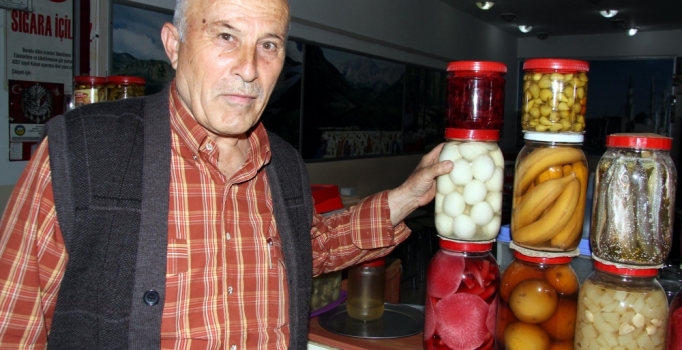 Balık ve yumurtanın da aralarında olduğu 84 çeşit turşu yapıyor