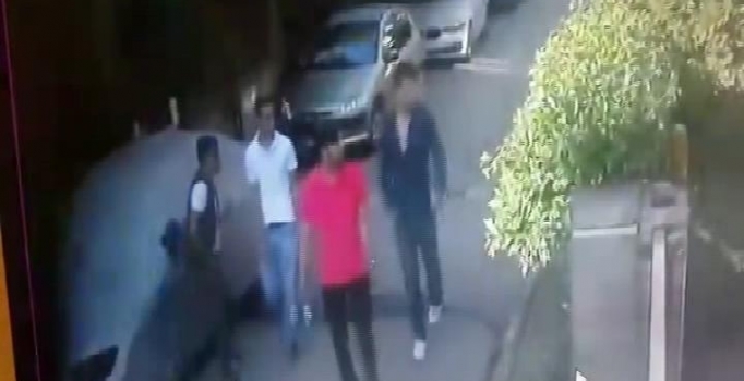 Güvenlik kamerasına yakalanan hırsızlar ev sahibine "şikayetçi olma" diye yalvardı