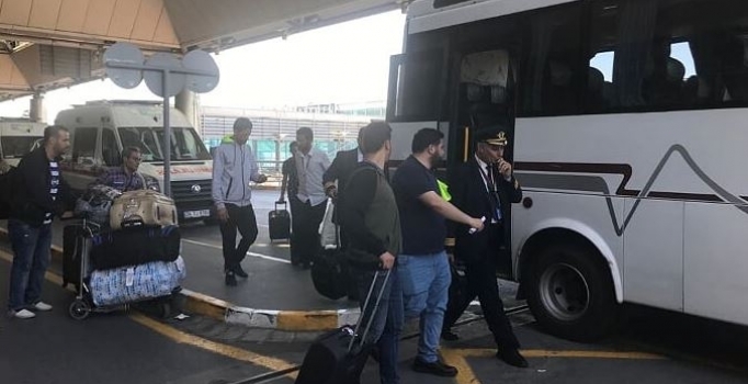 Uçak iki kez arıza yapınca yolcular tepki gösterdi