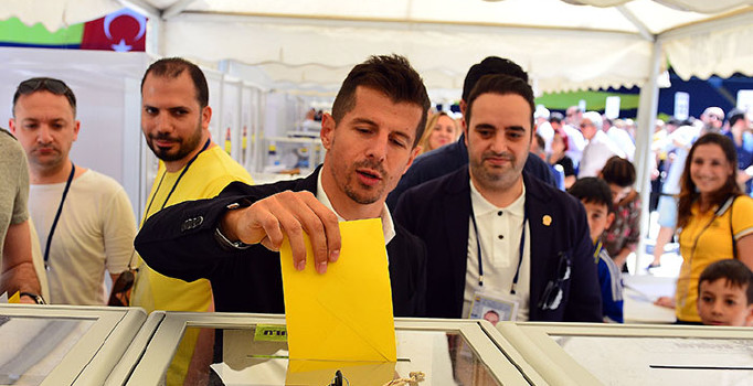 Emre Belözoğlu oyunu kullandı