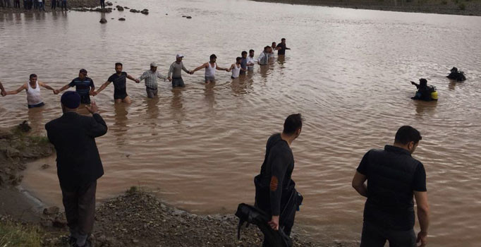 Botan Çayı'na düşen çocuğu bulmak için seferber oldular