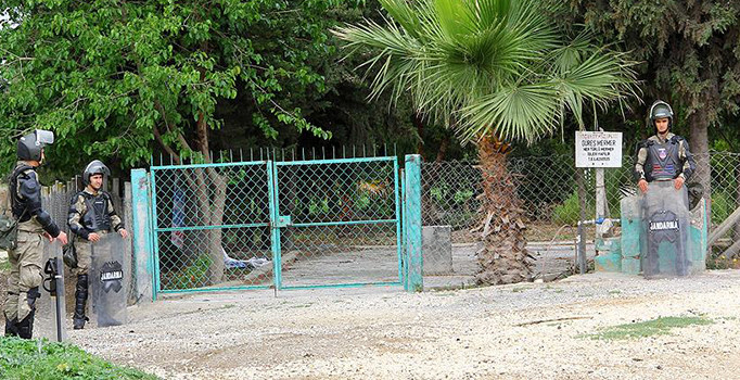 Tarsus'ta Kocaköy Mahallesi'nin sakinleri Özgecan'ın katili gömülmesin diye mezarlığı kilitledi