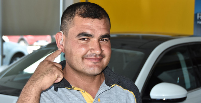 Patronu işitme cihazı aldı, 30 yıl sonra ilk kez duydu