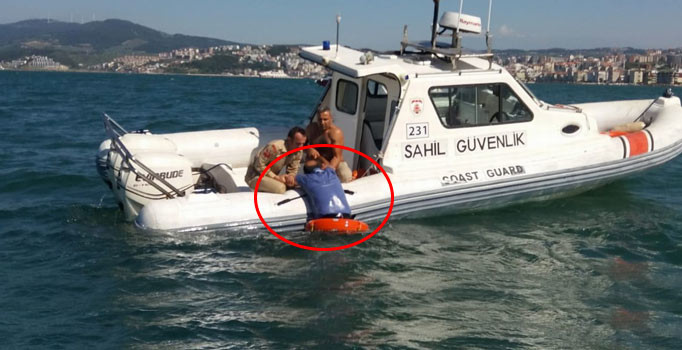 Alabora olan teknede can pazarı: Son anda kurtarıldılar