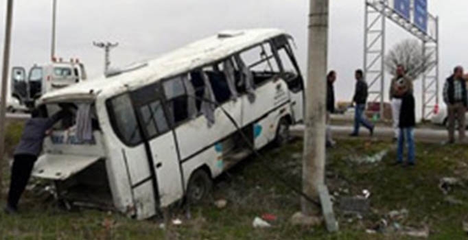 Karaman'da işçi midibüsü devrildi: 22 yaralı