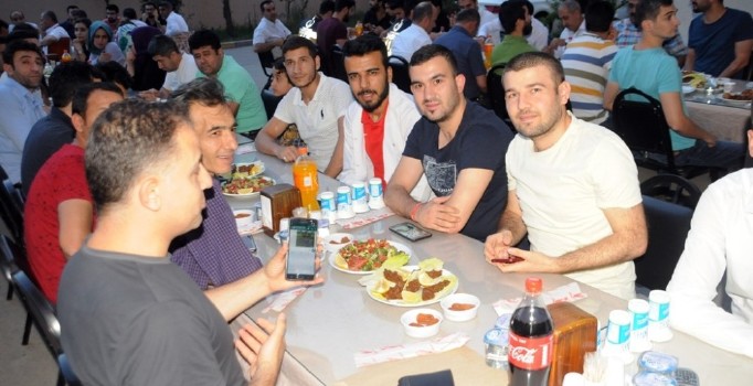 Cizre’de hastane personeli iftar sofrasında bir araya geldi