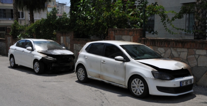 Kask takıp 2 otomobili kundakladı